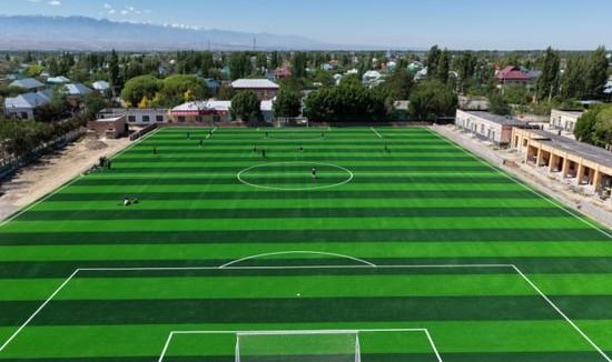 新疆伊宁一青年投资500万元，在当地自建FIFA标准足球场