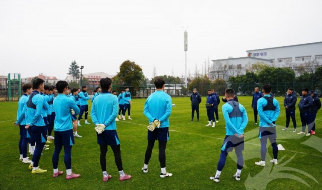 九游体育官网-莫拉携教练团队与队员们会合，开启其上任后的首次冬训课