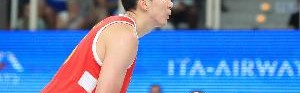 这些年周琦为了不影响夏天代表国家队出战对腰伤一直采取保守治疗